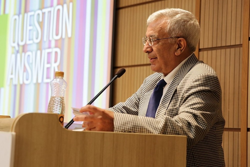 به گزارش وقایع نیوز، روز جمعه 10 مرداد 1404 و در نخستین رویداد فناورانه و دانش‌بنیان مؤسسه افق ارتباط بین‌المللی باران، از «سکوی جامع آموزشی زبان وارش» با حضور تنی چند از اساتید دانشگاه و جمعی از مدرسان این موسسه در مرکز رشد و نوآوری دانشگاه شریف رونمایی شد.